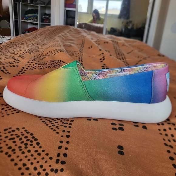 EUC TOMS Alpargata Mallow Rainbow Slip On Loafer Pride 5.5 - Picture 7 of 15